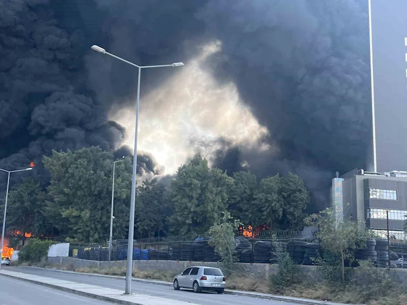 İzmir’de fabrika yangını: Müdahele sürüyor
