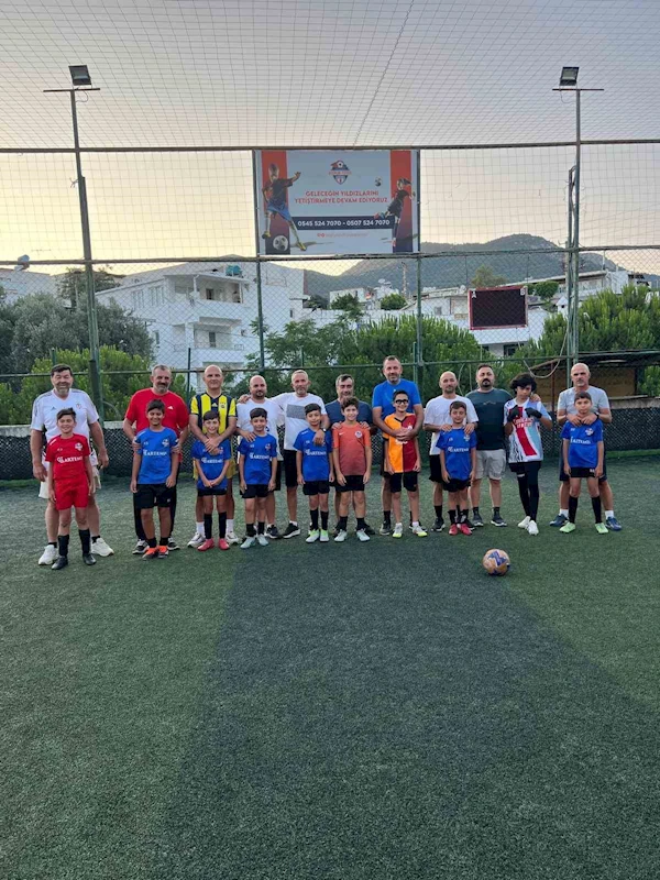 Futbol sahasında Babalar Günü coşkusu

