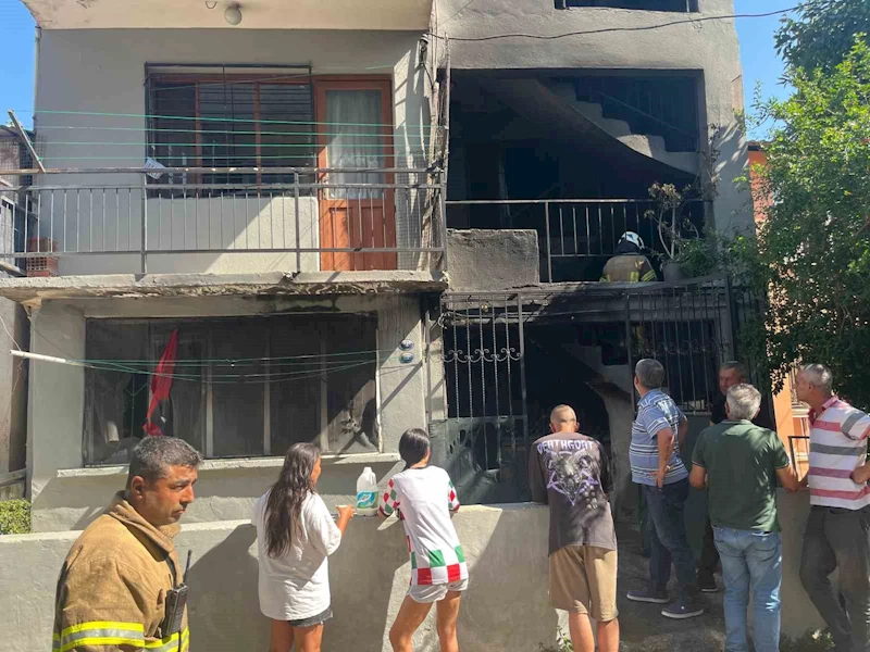 İzmir’de 4 katlı binanın zemin katında yangın çıktı
