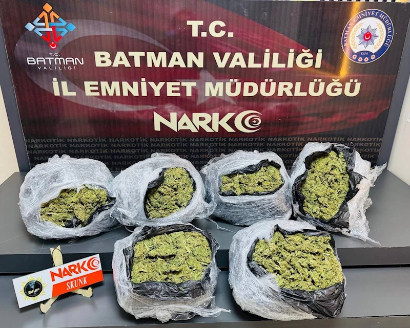 Batman’da kilim arasına zulalanmış 5 kilo skunk ele geçirildi: 1 tutuklama

