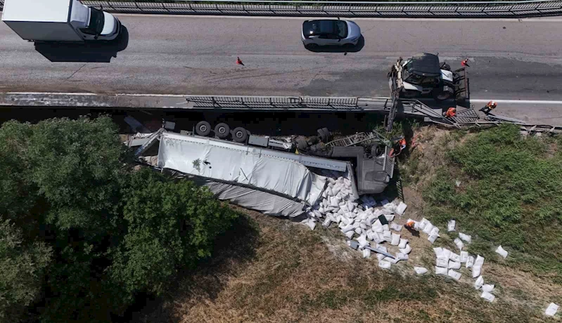 Kırıkkale’de un yüklü tır köprüden devrildi: 1 ağır yaralı
