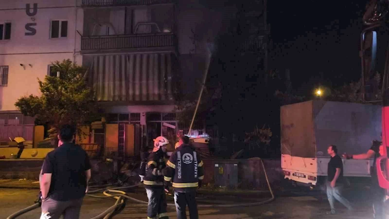 Ağaçta çıkan yangın binaya sıçradı
