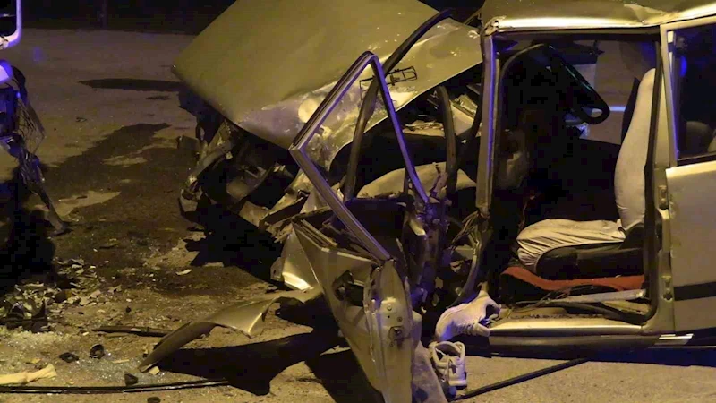 Park halindeki tıra çarpan otomobil hurdaya döndü: 1 yaralı
