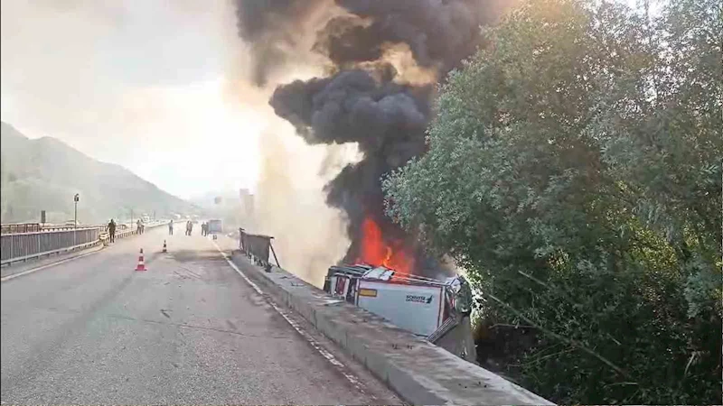 Kırıkkale’de köprüden düşen tır, 9 saat sonra alev aldı
