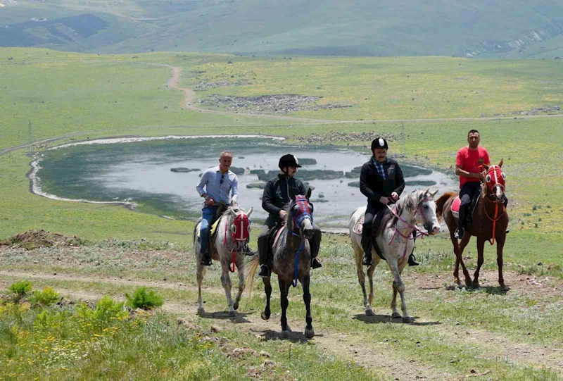 Tarihi tabyalara at ve bisikletlerle ulaştılar, zirveden paraşütle atladılar
