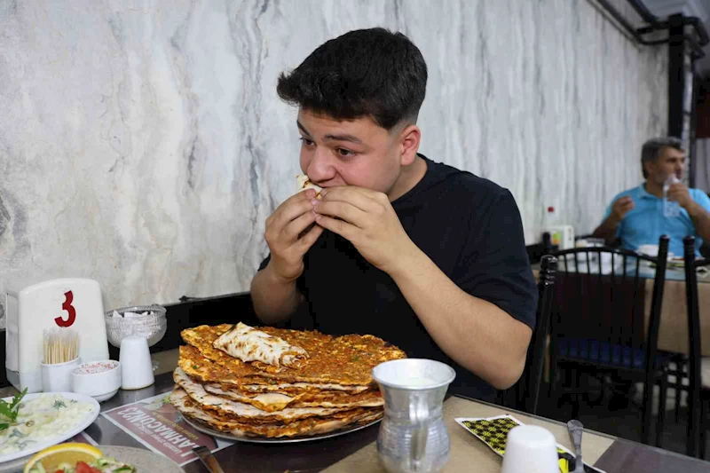 Yaşına ve kilosuna bakmadan bir oturuşta 15 lahmacun yiyor
