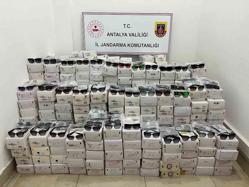 Antalya’da 16 bin adet kaçak güneş gözlüğü yakalandı
