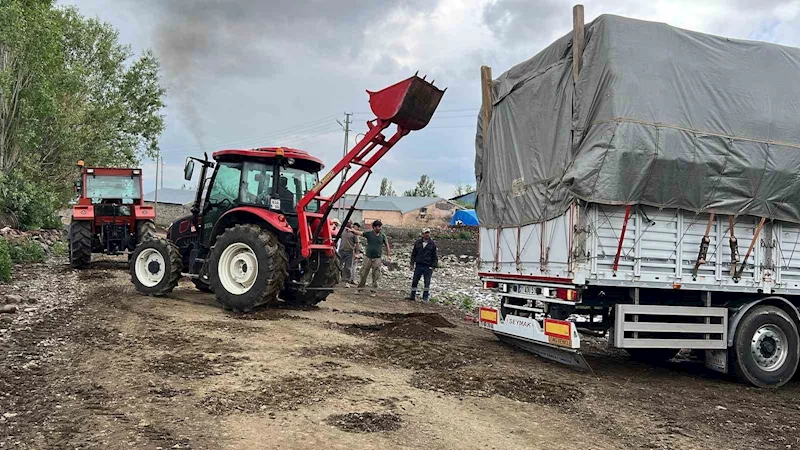 Kars’ta çamura saplanan tır köylülerin yardımıyla kurtarıldı
