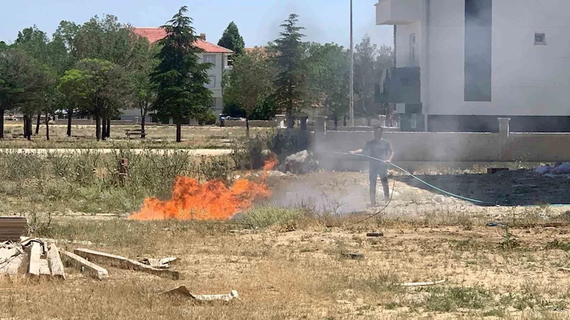 Karaman’da tutuşan inşaat atıkları büyümeden söndürüldü
