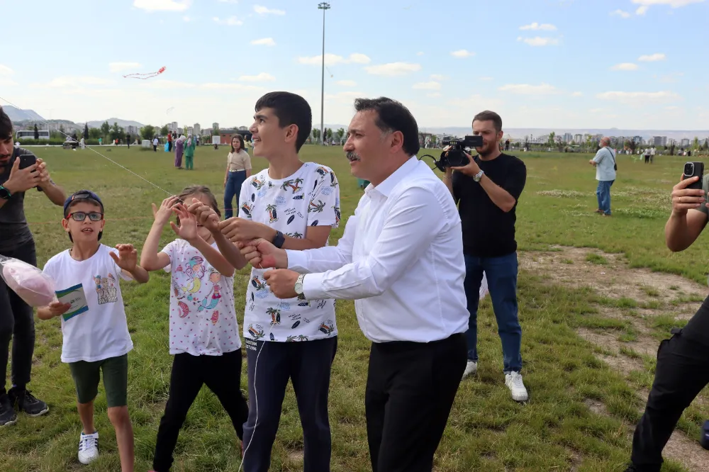 Vali Çiçek uçurtma uçurdu, bağımlılıkla mücadelede kararlılık mesajı verdi