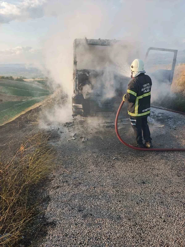 Amasya’da seyir halindeki beton mikseri alev alev yandı
