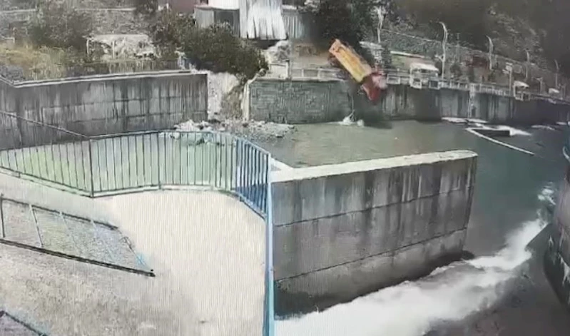 Kamyon dereye uçtu, kaza anı kamerada
