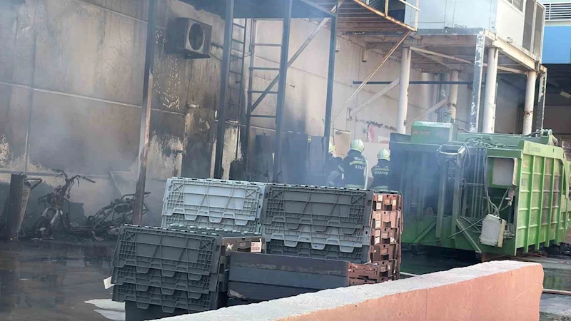 Bodrum’da bir AVM’nin geri dönüşüm alanında çıkan yangın korkuttu
