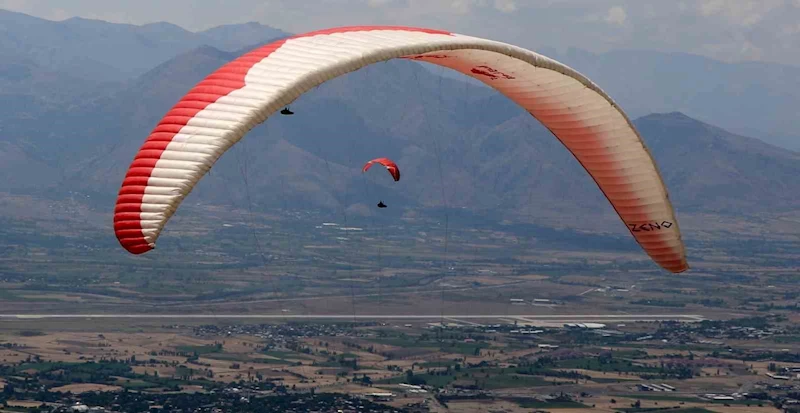 Erzincan semalarında unutulmaz evlilik teklifi: Paraşütle sürpriz!
