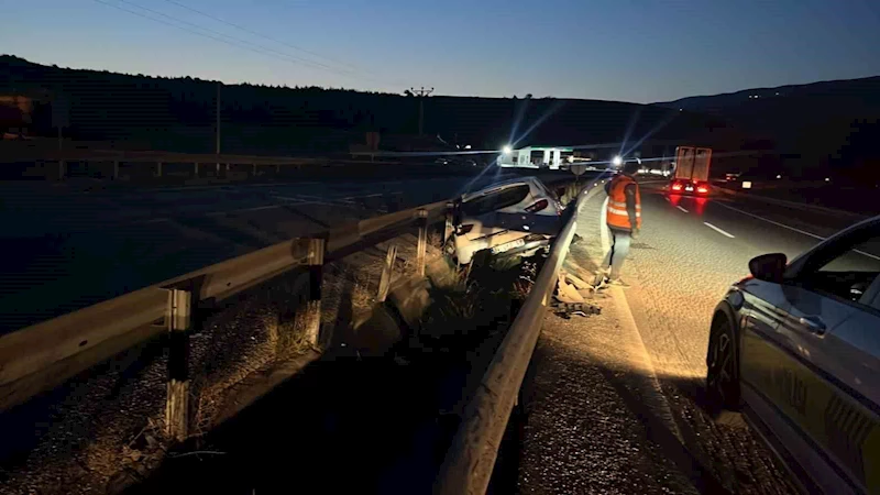 Kastamonu’da otomobil bariyerlere çarptı: 3 yaralı
