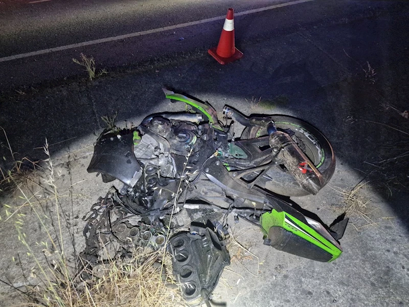 Yarış yaparken farları yanmayan otomobile çarpan motosikletler paramparça oldu: 1 ölü

