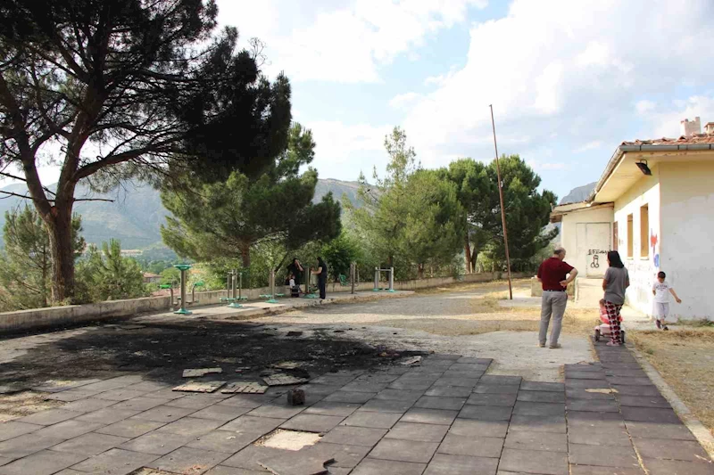 Amasya’da çocuk parkı alev alev yandı
