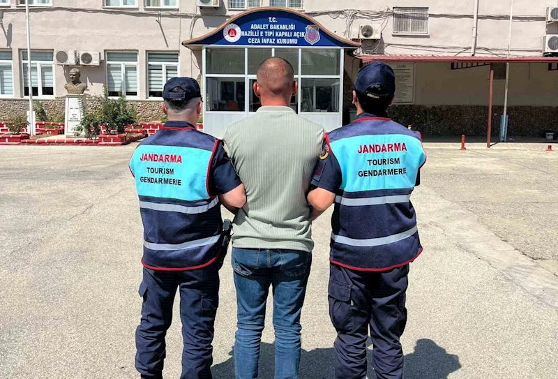 Aranan şahıslar jandarmadan kaçamadı
