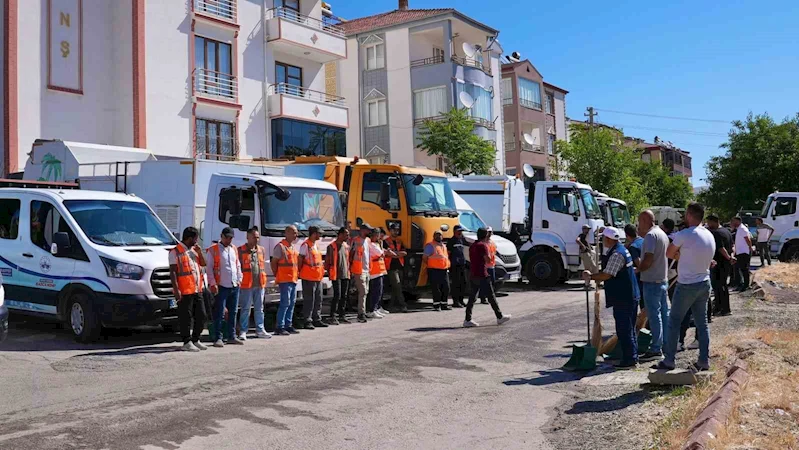 Elazığ Belediyesi, kentin dört bir yanında temizlik çalışmasına devam ediyor
