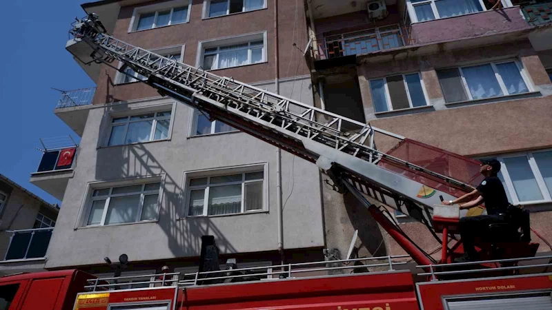 Edirne’de yangında evlerinde mahsur kalan 2 kişi ekiplerce kurtarıldı
