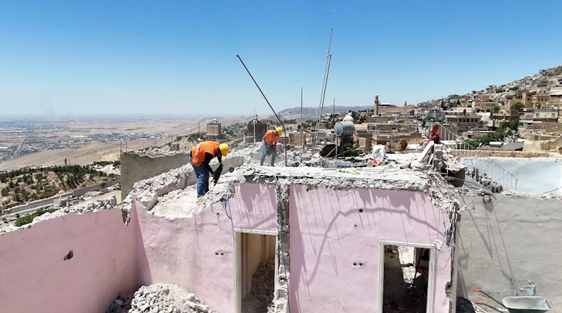 Mardin’de tarihi silueti bozan yapıların yıkımına devam ediliyor
