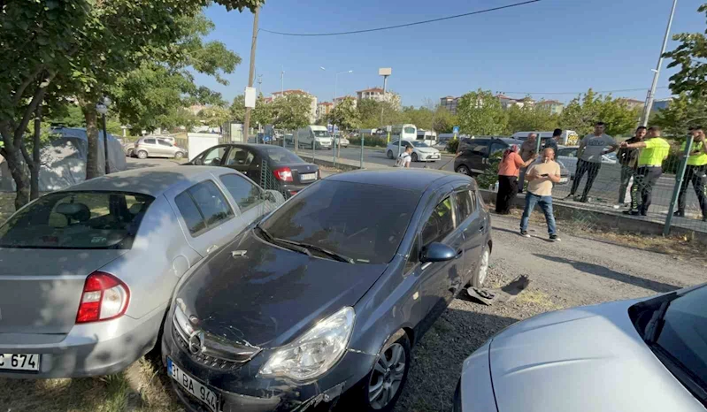 Tırın çarptığı otomobil site bahçesine uçtu: 2 yaralı
