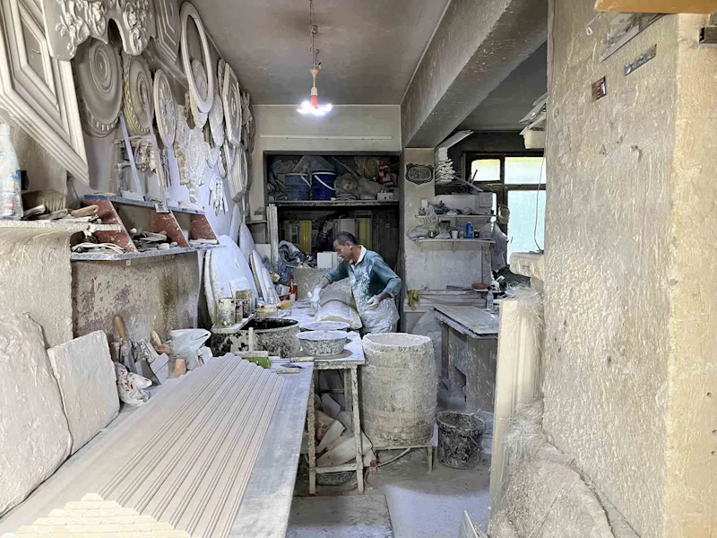 37 yıldır alçıyı sanat eserine dönüştürüyor
