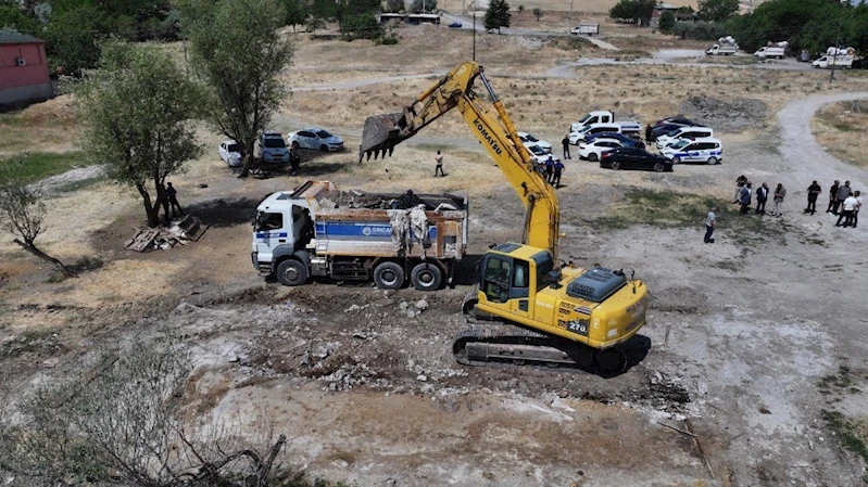 Sincan’da kaçak yapılar belediye ekiplerince yıkıldı
