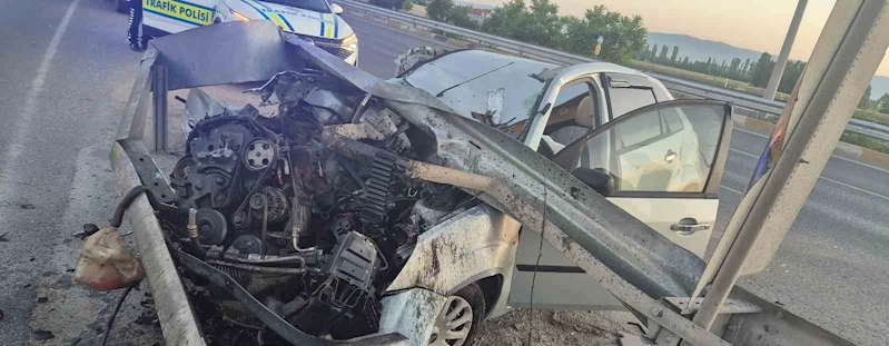 Bariyere çarpan otomobil hurdaya döndü
