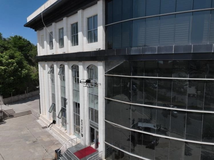 Bilecik Belediyesinden teknolojik temizlik, drone ile dış cephe yıkandı
