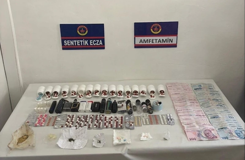 Uyuşturucu operasyonunda yüklü miktarda hap ve nakit para ele geçirildi
