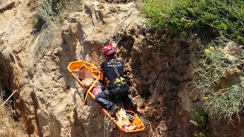 Manzara izlemek için falezlere inmek isteyen kadın turist ölümden döndü
