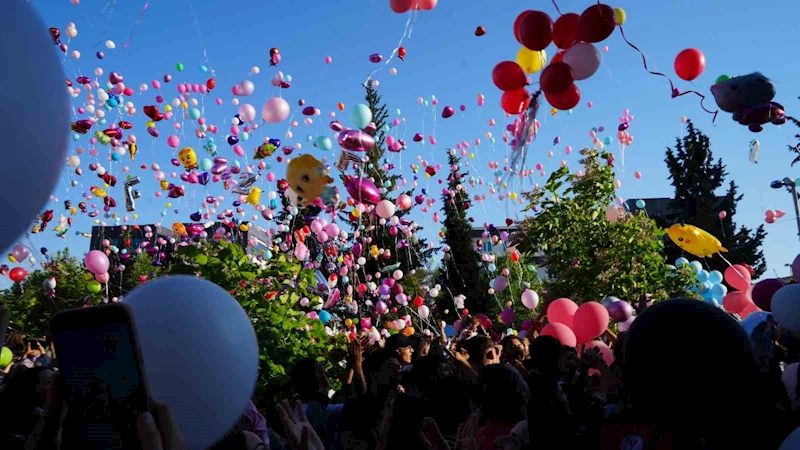 Binlerce balon minik Elif Azra için gökyüzüne bırakıldı

