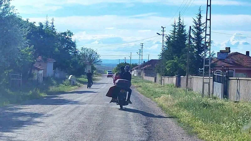 Motosikletle tehlikeli yolculuk cep telefonu kamerasına yansıdı
