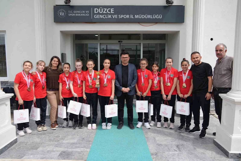 Yazıcı başarılı sporcuları ağıladı
