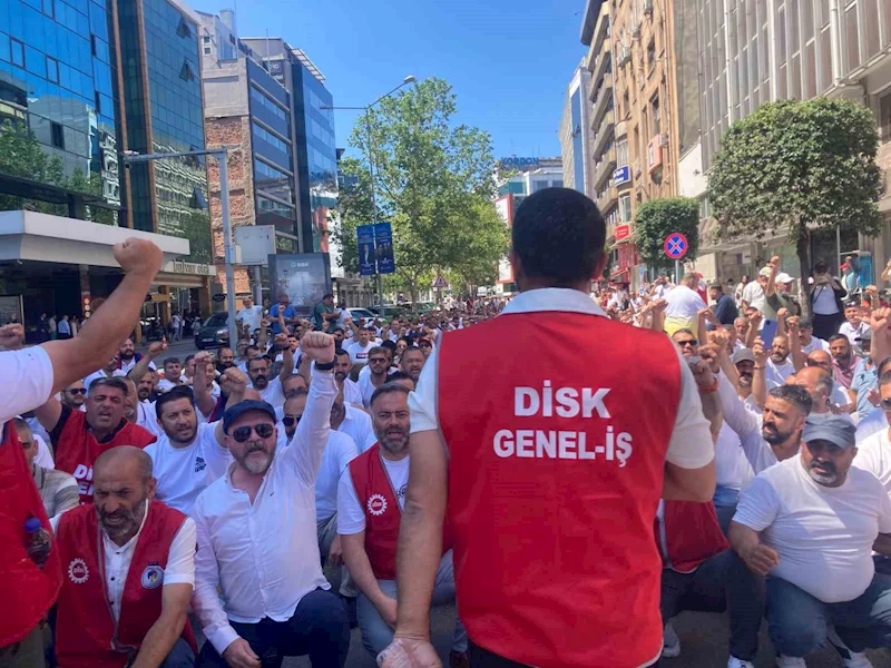 İzmir Büyükşehir’de, grev beşinci gününde işçilerin eylemi sürüyor
