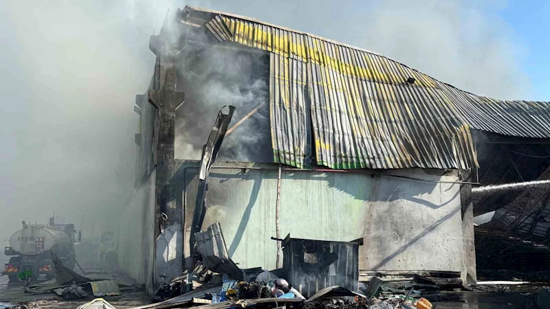 Adana’da geri dönüşüm fabrikasındaki yangın kontrol altına alındı
