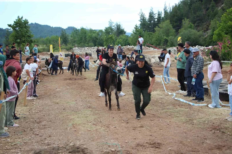 Motokros yarışında motosikletle birinci, diğer yarışmada eşekle sonuncu oldu
