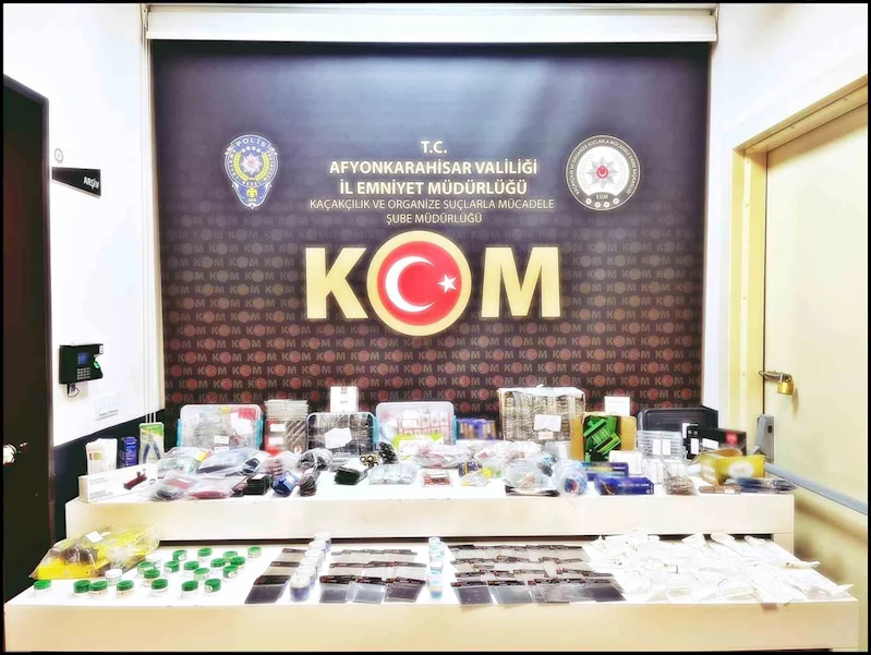 Polis binlerce kaçak cep telefonu aksesuarı ele geçirdi
