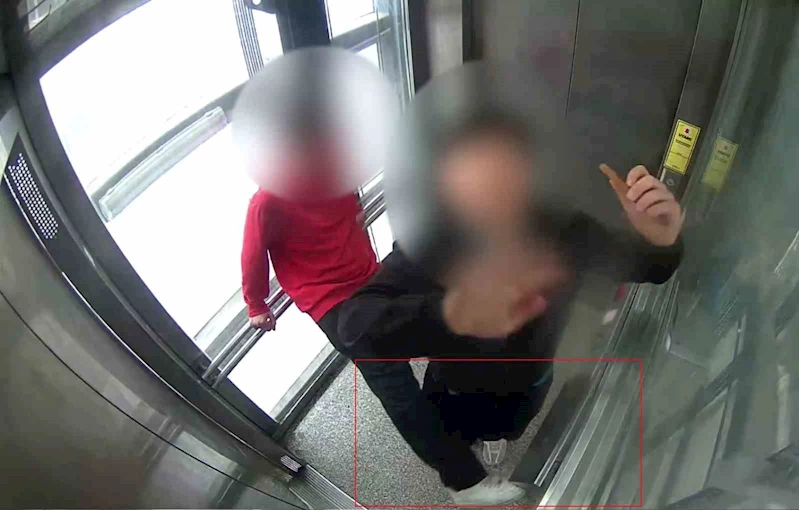 Bindiği asansörün kabin kasetine tekme atarak kırdı
