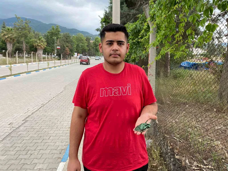 Yerde bulduğu 40 bin TL’lik altını sahibine teslim etti
