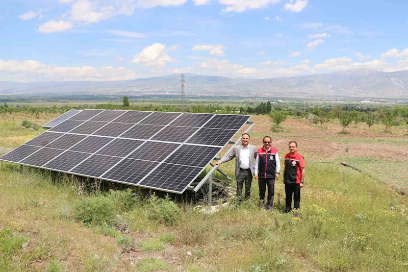 Kurduğu modern meyve bahçesinde teknolojinin imkanlarını kullanıyor
