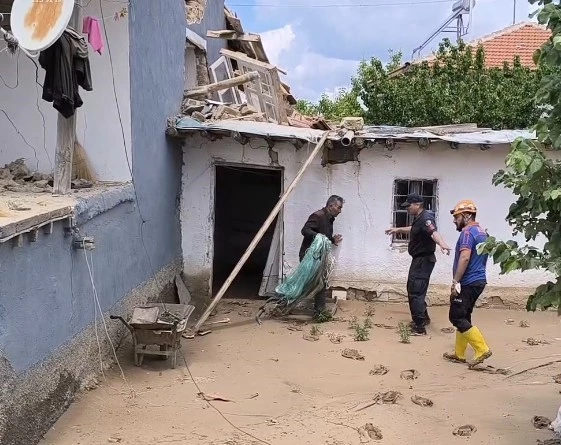 Evini kaybetti, ekmek teknesini enkazdan çıkardı
