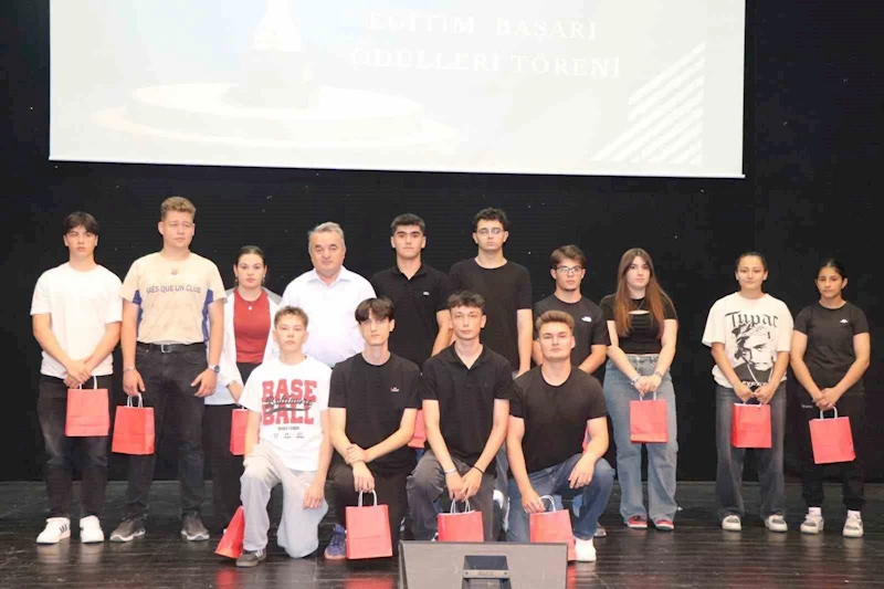 Bozüyük’te ’Eğitimde Başarı Ödülleri’ sahiplerini buldu
