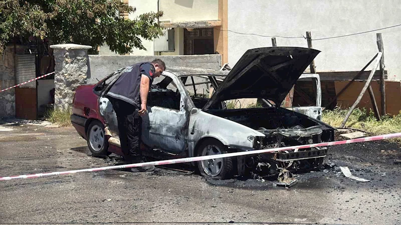 Park halindeki otomobil alev topuna dönerek kullanılamaz hale geldi
