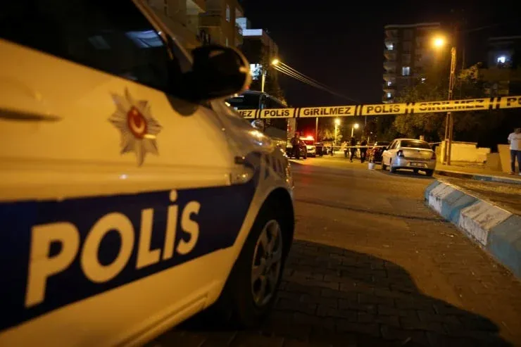Elindeki silahı ateş alınca kendini vurdu