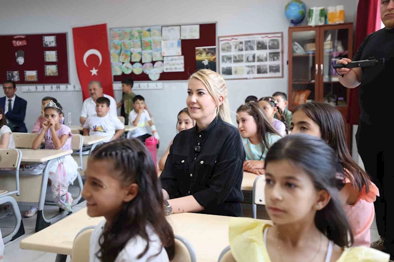 Başkan Doğan miniklerin karne gününde yalnız bırakmadı
