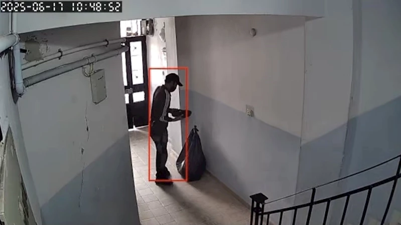 Hırsız ayakkabıları büyük siyah poşete doldurup kaçtı
