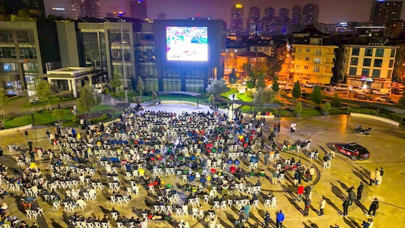 Ümraniye Belediye Meydanı yeni buluşma noktası haline geldi
