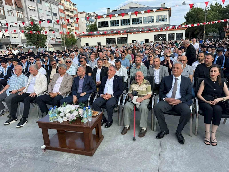 93 yaşındaki Mehmet Tutar, okulunun kep törenine katıldı
